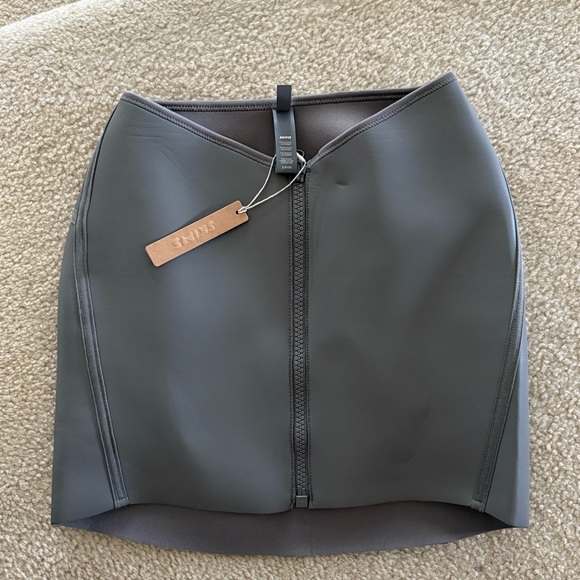 NWT SKIMS RUBBERIZED SCUBA SWIM MINI SKIRT - Picture 4 of 6
